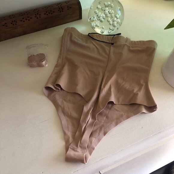 Honeylove Strong Support Mid-Waist Superpower Thong Sand Size Medium - Picture 9 of 10